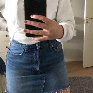  - Levis kjol i storlek 29. Använd 2 gånger.