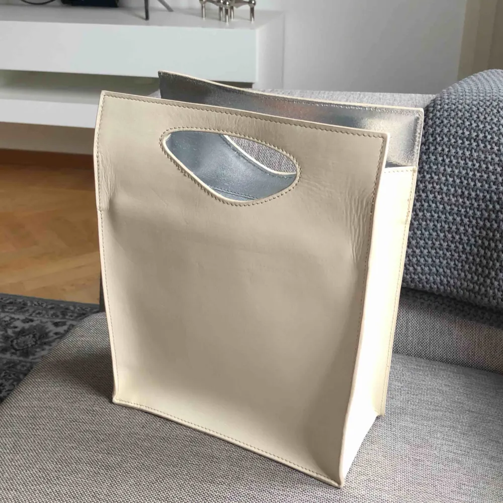 Helt ny o oanvänd väska från zara, vit/grå/beige i färgen och silvrig inuti. 159kr + 63kr i spårbar frakt ✉️. Väskor.
