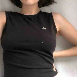  - Svart linne från Lacoste 