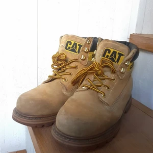 Rejäla kängor från Caterpillar!  - Välkomna hösten med ett par riktigt snygga och rejäla kängor från Caterpillar! 🍂🐛  Har bara använt dem ett fåtal gånger och sen har de glömts bort längst bak i garderoben. Lågt pris p.g.a. att gummit har börjat bli lite stelt, men de håller säkert minst en säsong eller två till! 🥾🥾🍁