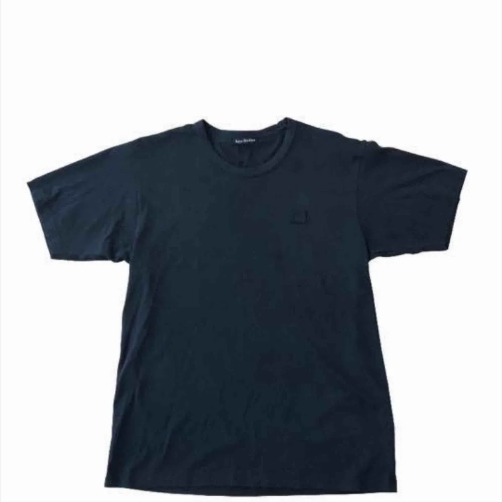 Acne Studios T-shirt Skick: 7/10 lite urtvättad och litet millimeter hål.. T-shirts.