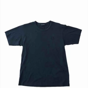  - Acne Studios T-shirt Skick: 7/10 lite urtvättad och litet millimeter hål.