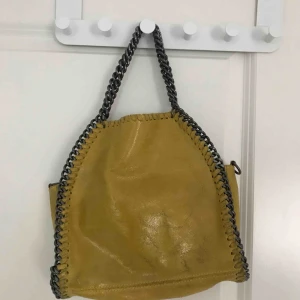  - Stella McCartney inspirerad väska. Gul och i toppenskick!