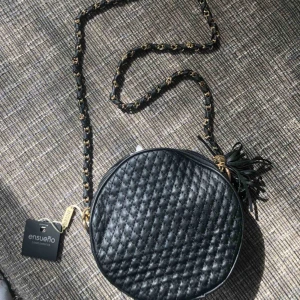  - Helt oanvänd väska i svart läderimitation & guldkedja. Köptes i Spanien för 11 euro. Kan mötas upp i Stockholm annars tillkommer frakt!