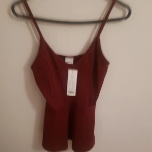  - Topp. Vinröd. Skick: Ny, aldrig använd. (+ 36kr frakt)