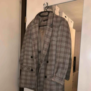  - Supersnygg kavaj från trendyol köpt på NA-KD. Sytt lite under ena armen men inte något som syns när den bärs