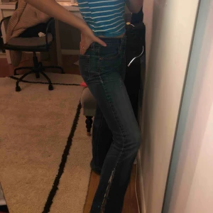  - Snygga flare Levis jeans som har slits på sida! Jätte snygga och knappt använda. Frakt ingår ej i priset 🍒