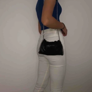  - Helt nya snygga vita boomerang jeans använda 1 gång.  Sitter snyggt personen på bilden är 165. Jeansen är stretchiga och sköna.