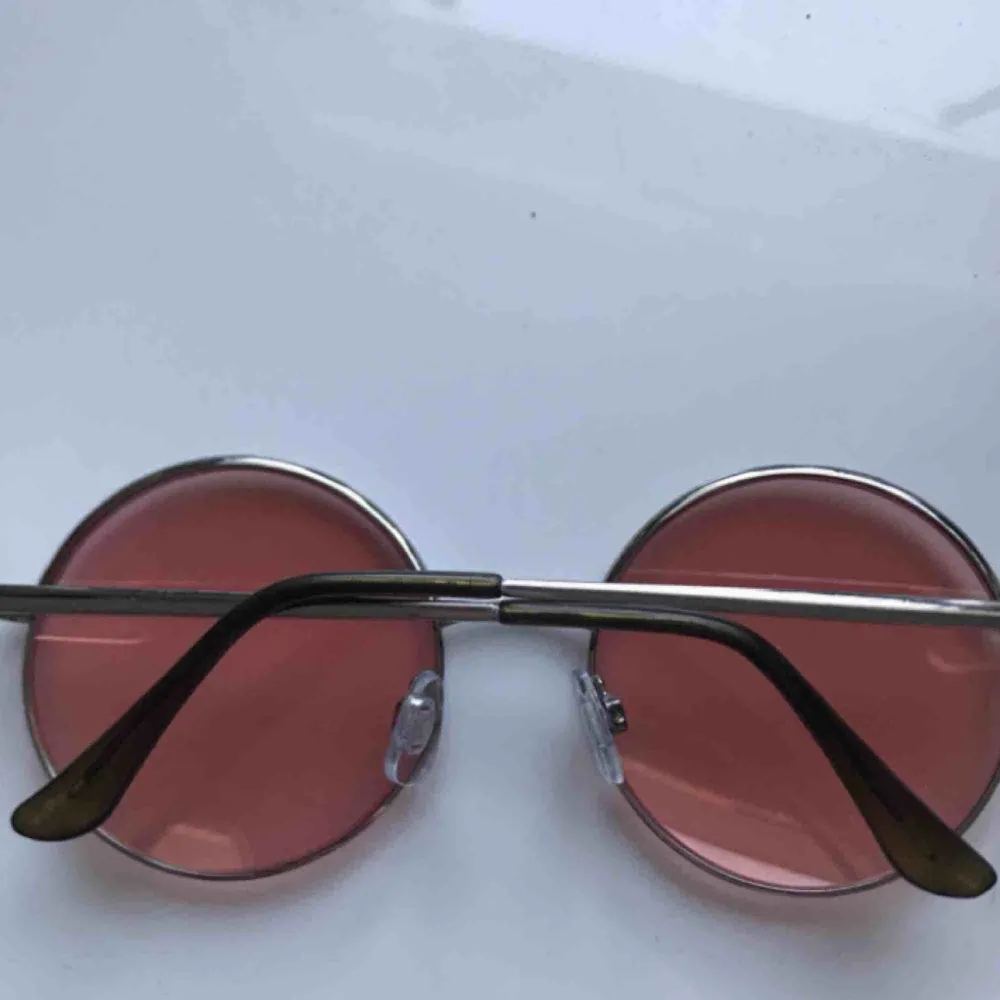 Coola runda solglasögon från monki. Glaset är rosa och bågarna silvriga, de funkar både om man vill bli av med det starka solljuset eller bara som en snygg accessoar. Köparen står för frakt!. Accessoarer.