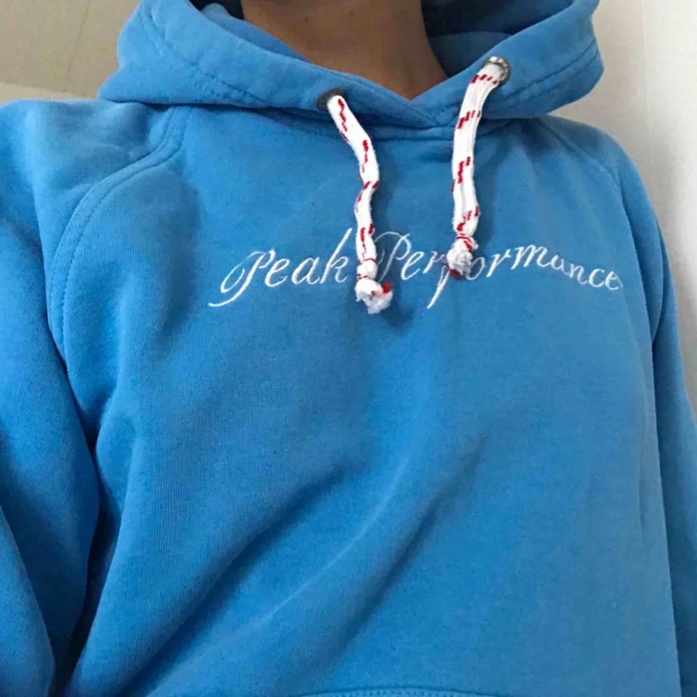 Jättefin peak performance hoodie som jag inte tror går att köpa i affär längre 🌸. Hoodies.