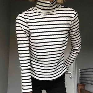  - Väldigt snygg och stilig ribbad polotröja från Monki.  Kan möta upp i Kristianstad eller Lund, annars står köparen för frakt. 