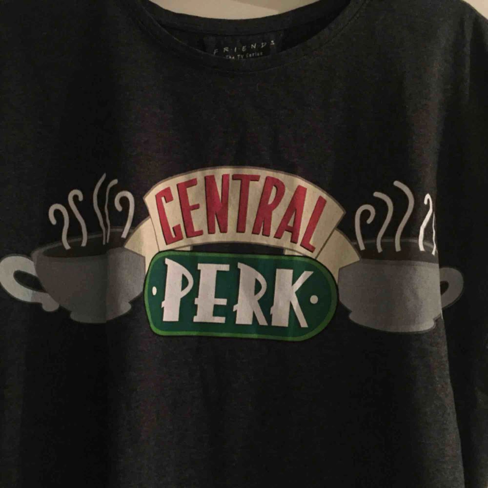 FRIENDS / Central Perk tischa. Frakt 55kr.. T-shirts.