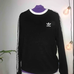  - En svart/vit långärmad Adidas tröja. Nästan helt oanvänd, säljs pågrund av ingen användning. Inget fel på tröjan, jätte fin!köptes på Zalando för 489kr Nypris: ca 400kr 