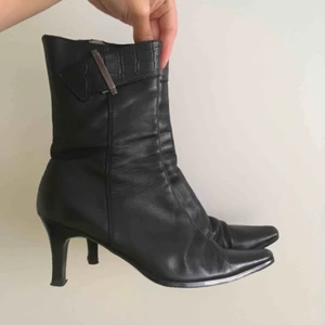  - Retro skor i mycket fint skick! Dessa godingar är unika 😍Strl 35 men sitter som 36. Äkta skinn!   Fynda för endast 280 kr‼️