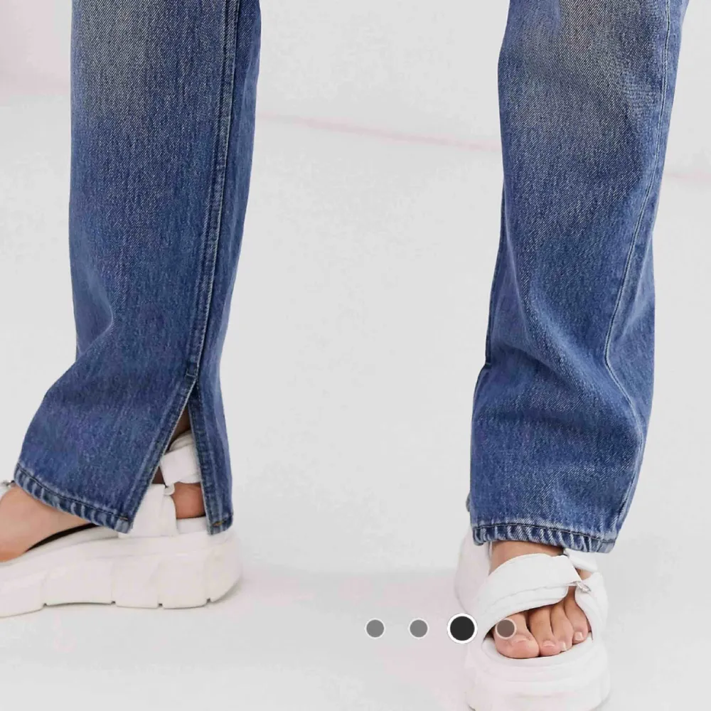 Jeans från Monki, aldrig använda! Liten slits nedtill. Skitsnygga! Köpta på asos. Ingen stretch. Jeans & Byxor.