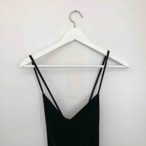  - Jumpsuit från Bikbok storlek XS. Tyget är svart valvet. Resor i midjan vilket gör att den sitter fint. Långa i benen. Omlottsnörning i ryggen.