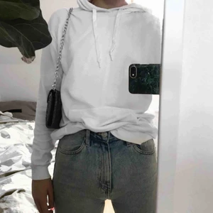  - Vit hoodie från Cubus i storlek (XS) men är definitivt en S. Använd fåtal gånger och är i bra skick