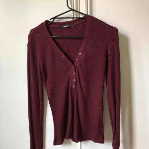  - Jättefin och skön vinröd långärmad tröja från bikbok med knappar vid bröstet. Frakt tillkommer!