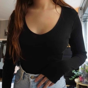  - svart ribbad topp med v-ringning. S. 65 kr inklusive frakt. 🥳