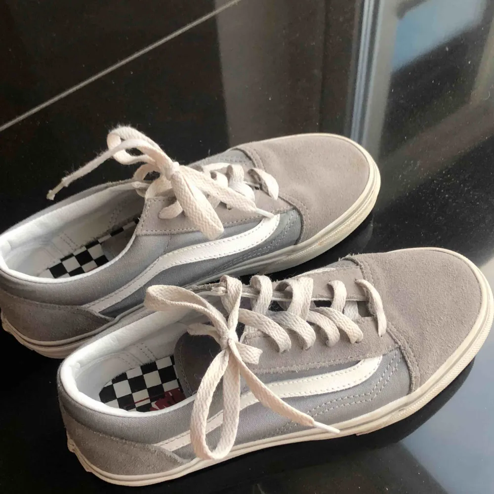 Skitfräscha gråa skor från Vans! Endast använda en gång, storlek 36,5💖. Skor.