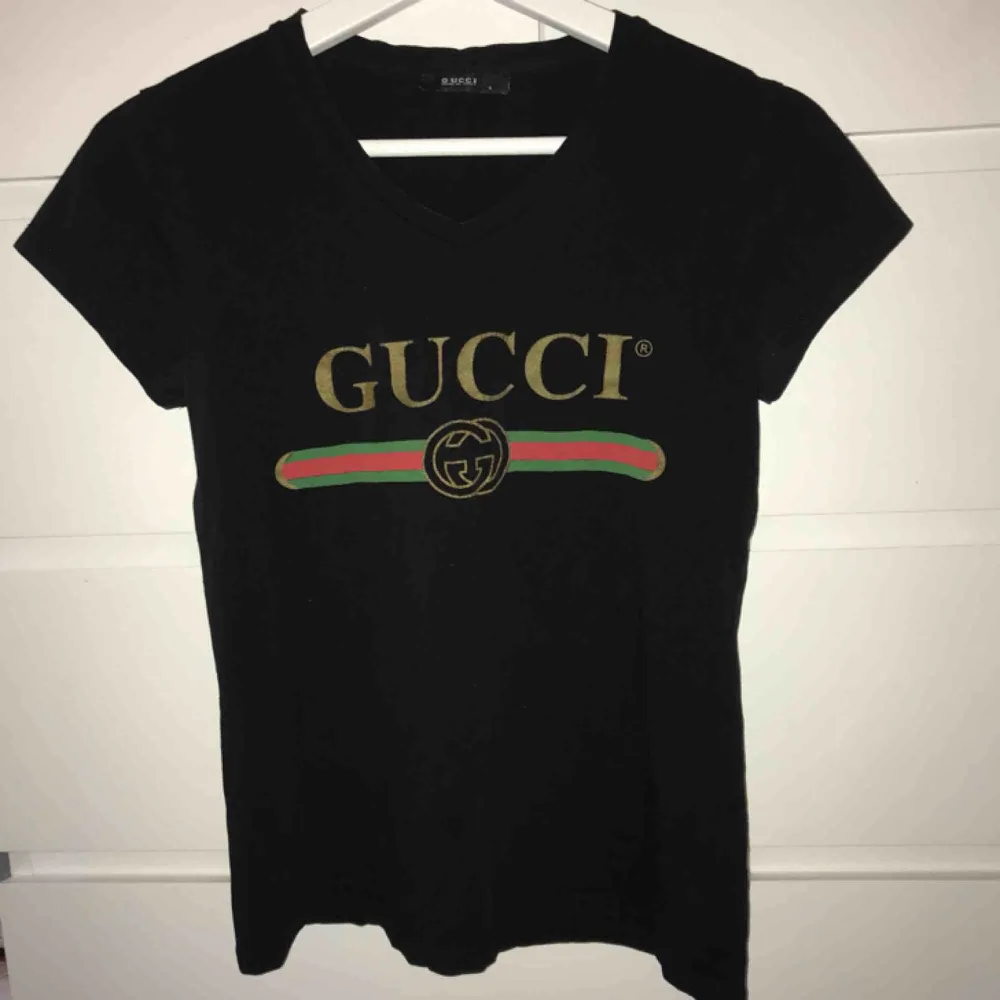 Gucci T-shirt.. T-shirts.