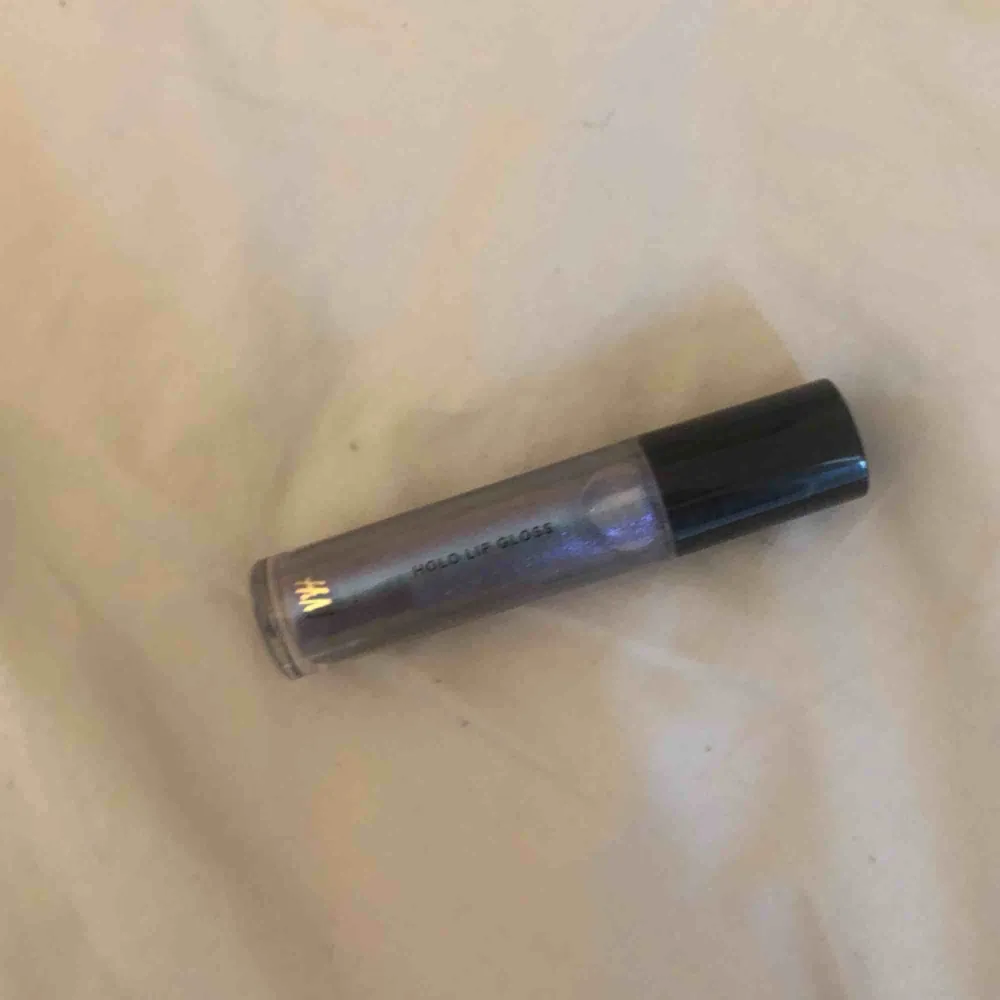 ett holo lip gloss från h&m, bara testat, men jag rengör applikatorn innan den skickas. GRATIS FRAKT!! nypris 80kr💧. Övrigt.