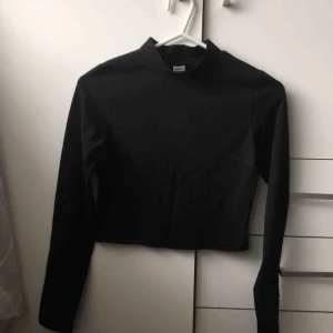  - Croptop med polokrage från Bikbok 