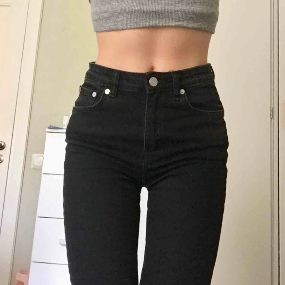 Svarta jeans i modellen kick från weekday🖤. Jeans & Byxor.