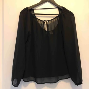  - Svart blus  50 kr eller bud Hämtad i Lund eller skickas mot fraktkostnad 