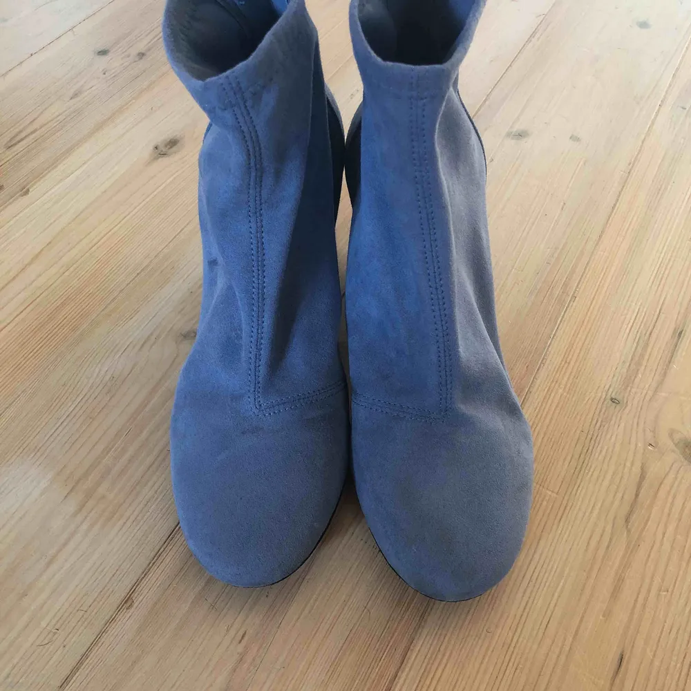 Babyblå ”sockshoe” som är använda 1 gång. Väldigt bekväma men tyvärr för stora för mig.  Frakt tillkommer . Skor.