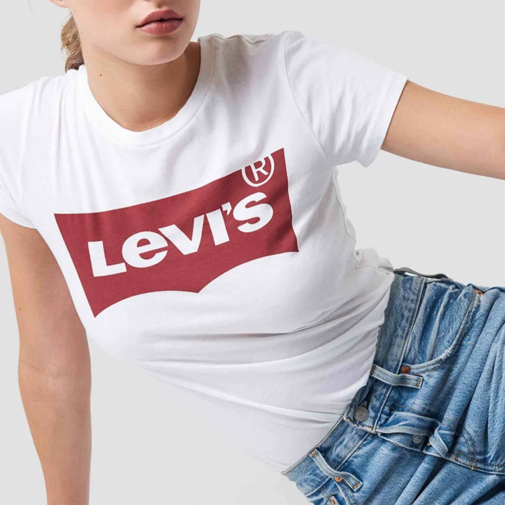Aldrig använd (endast provad) klassisk Levi’s t-shirt. Säljer pga den inte kommer till användning. Möts upp i Umeå annars står köparen för frakten.. T-shirts.