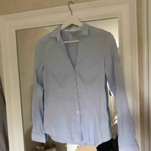  - Blå skjorta i lite tightare modell. 