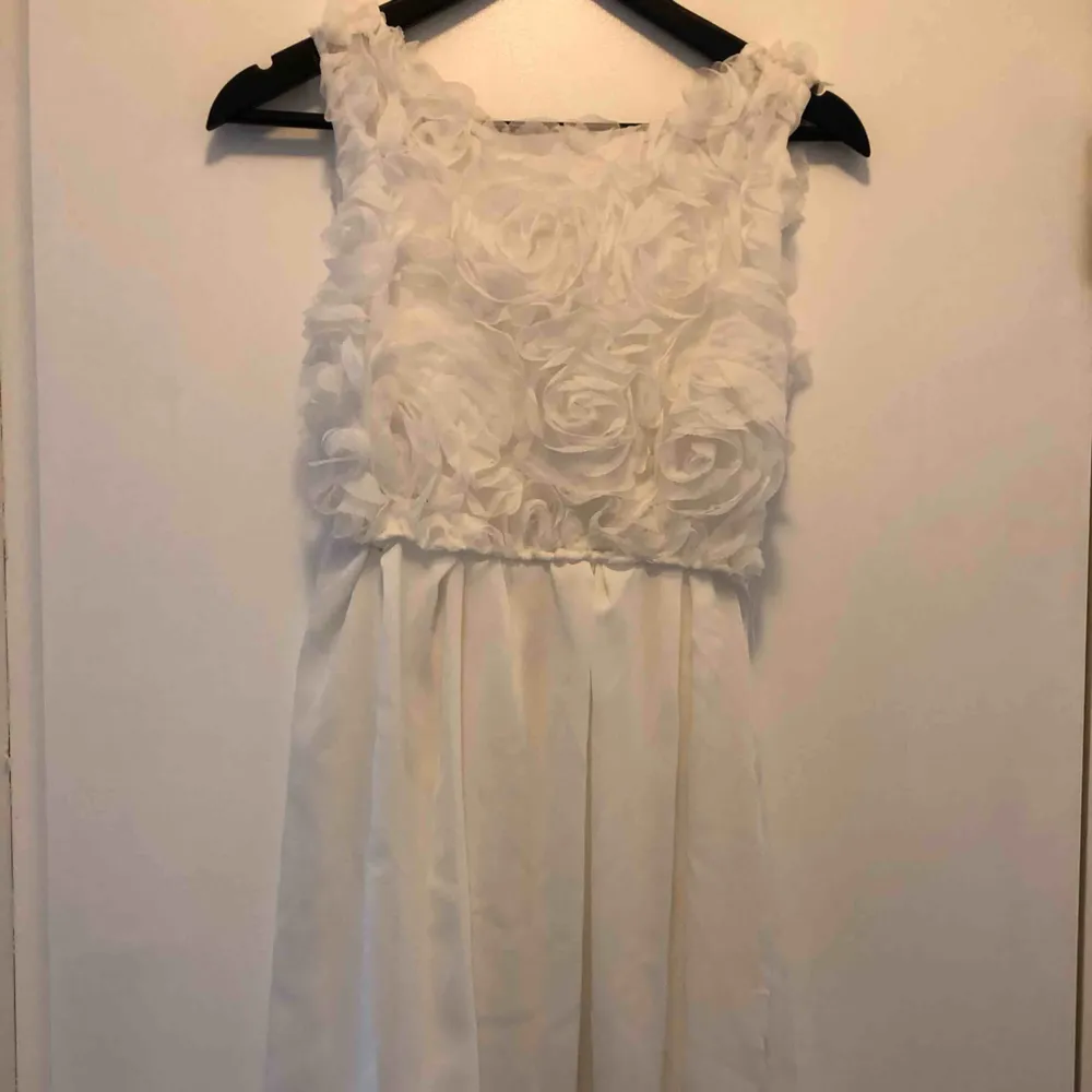 Fin vit klänning som jag köpt inför student men aldrig använt . Klänningar.