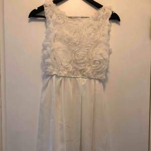 Fin vit klänning som jag köpt inför student men aldrig använt 