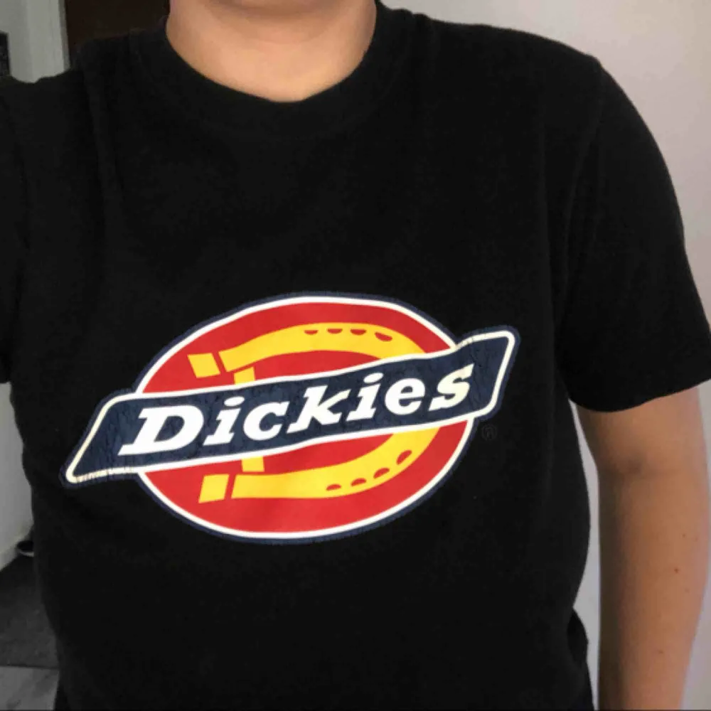 Säljer denna Dickies t-shirt i mycket bra skick. Har inte använts mycket. Den är köpt på ”herr avdelningen” så storleken är lite större än en dam-xs. Betalning via swish🦋 kan fraktas om köparen står för frakt.. T-shirts.