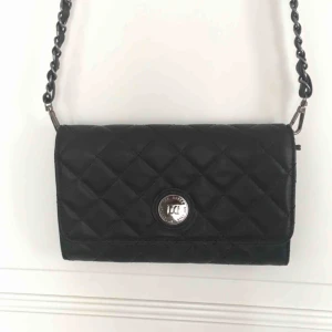  - Svart väska från Don Donna! Gott skick! Möts i stockholm, annars tillkommer frakt på 36:-. Först till kvarn gäller alltid.