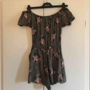  - Jättefin grön jumpsuit från HM. Aldrig använd. Storlek 34, normal i storleken.