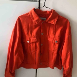  - Oversized jacka i orange från Weekday. Sparsamt använd så i nyskick! 