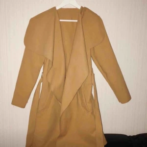  - helt oanvänd höst, vår och vinterkappa! 