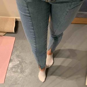  - De perfekta Na-Kd-jeansen med snygga slitsar på framsidan. Har tyvärr aldrig kommit till användning, därför säljer jag de. Helt oanvända! Köparen står för frakten:)