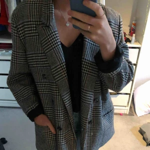  - Oversized kavaj köpt second hand!  Mönstrets färg syns bäst på bild 2   Köparen står för frakten❤️  