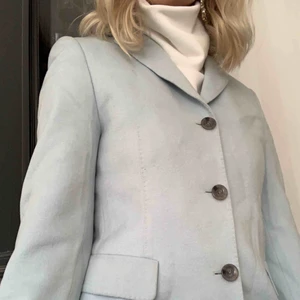  - Fin babyblå kavaj med vadderade axlar. 