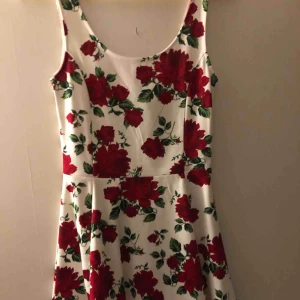  - En väldigt fin rosklänning ifrån hm, använd 1-2 gånger, så i väl skick. Kan mötas upp i Vetlanda, hör av er om ni vill veta mer🤗