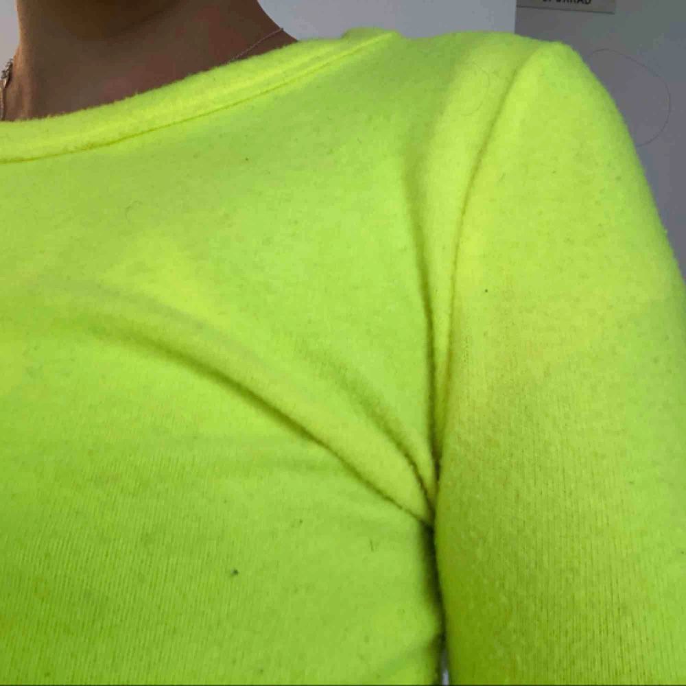 Neongul ludd-tröja från Zara, Aldrig använd. Kan mötas upp i stockholm, annars betalar köparen för frakt! ☀️. Tröjor & Koftor.
