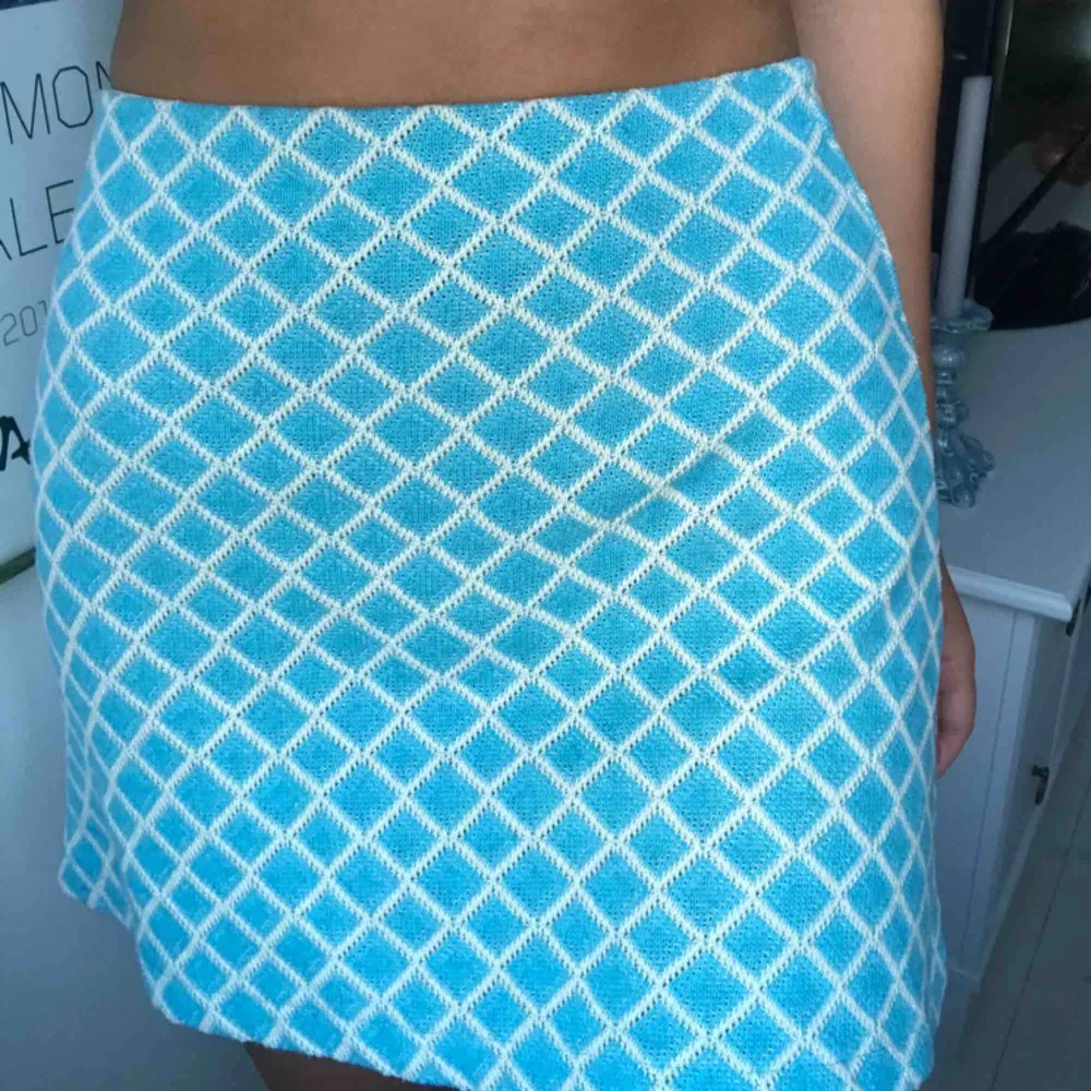 Fin kjol från Zara i storlek M, använd ett fåtal gånger! :)  Köpare står för frakt🥰. Kjolar.