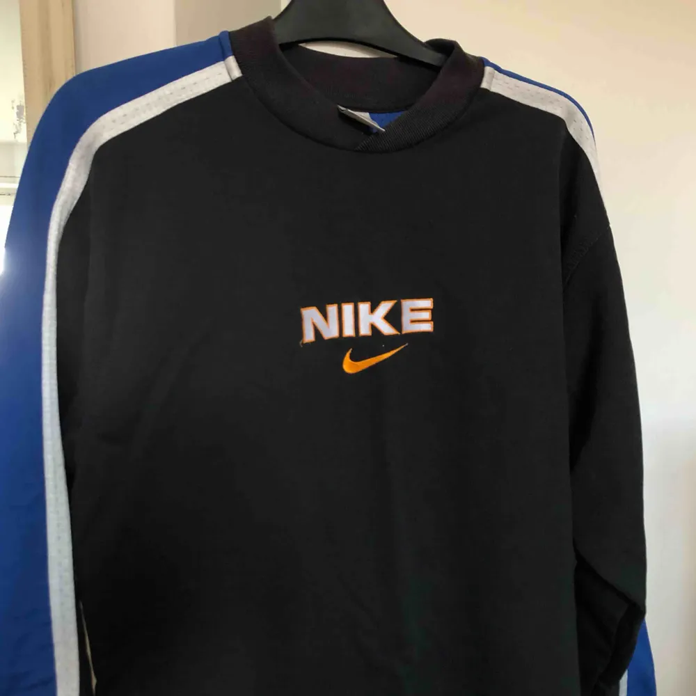 Vintage Nike tröja från 90 talet köpt på second hand! . Tröjor & Koftor.