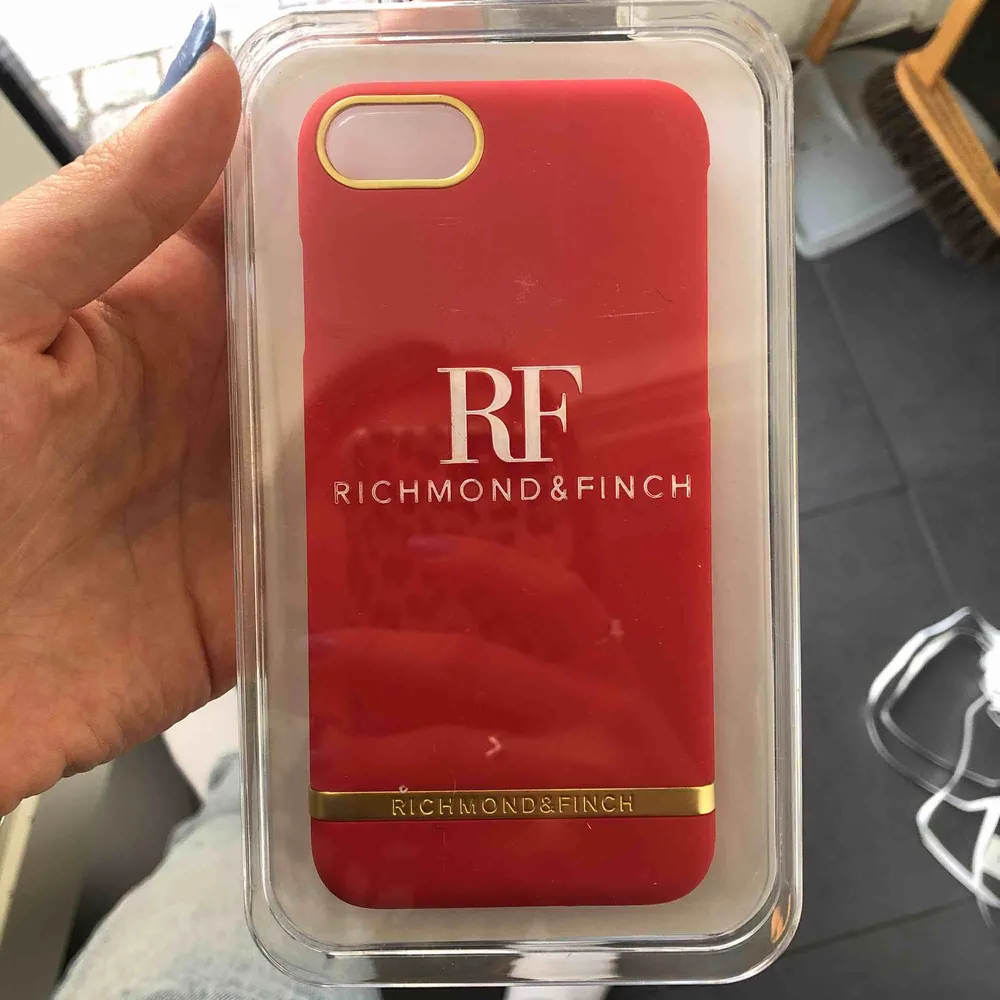 Nytt, oöppnat iphoneskal från Richmond & finch till iPhone 7/8 . Accessoarer.