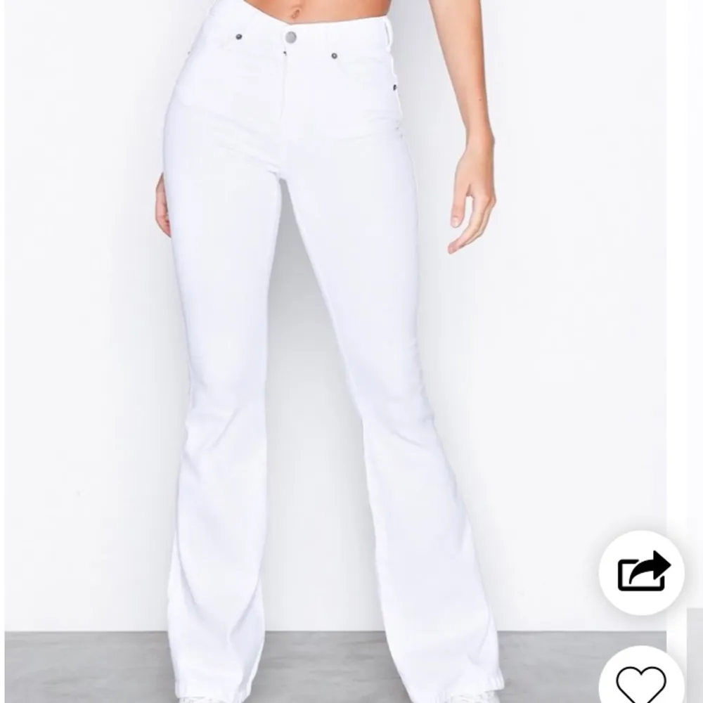 Säljer bootcut jeans med hål i knäna i 2 olika färger (De vita har också hål). Storlek M på båda, 150kr/st men pris kan diskuteras vid snabb affär. Jeans & Byxor.