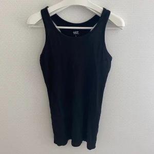 Svart långt brottarlinne - Svart långt linne med brottarrygg från Lager 157:) Frakt: 22kr (brev)