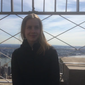 Hollister vårjacka - Mjuk och någorlunda tajt jacka från hollister, formar sig efter midjan.